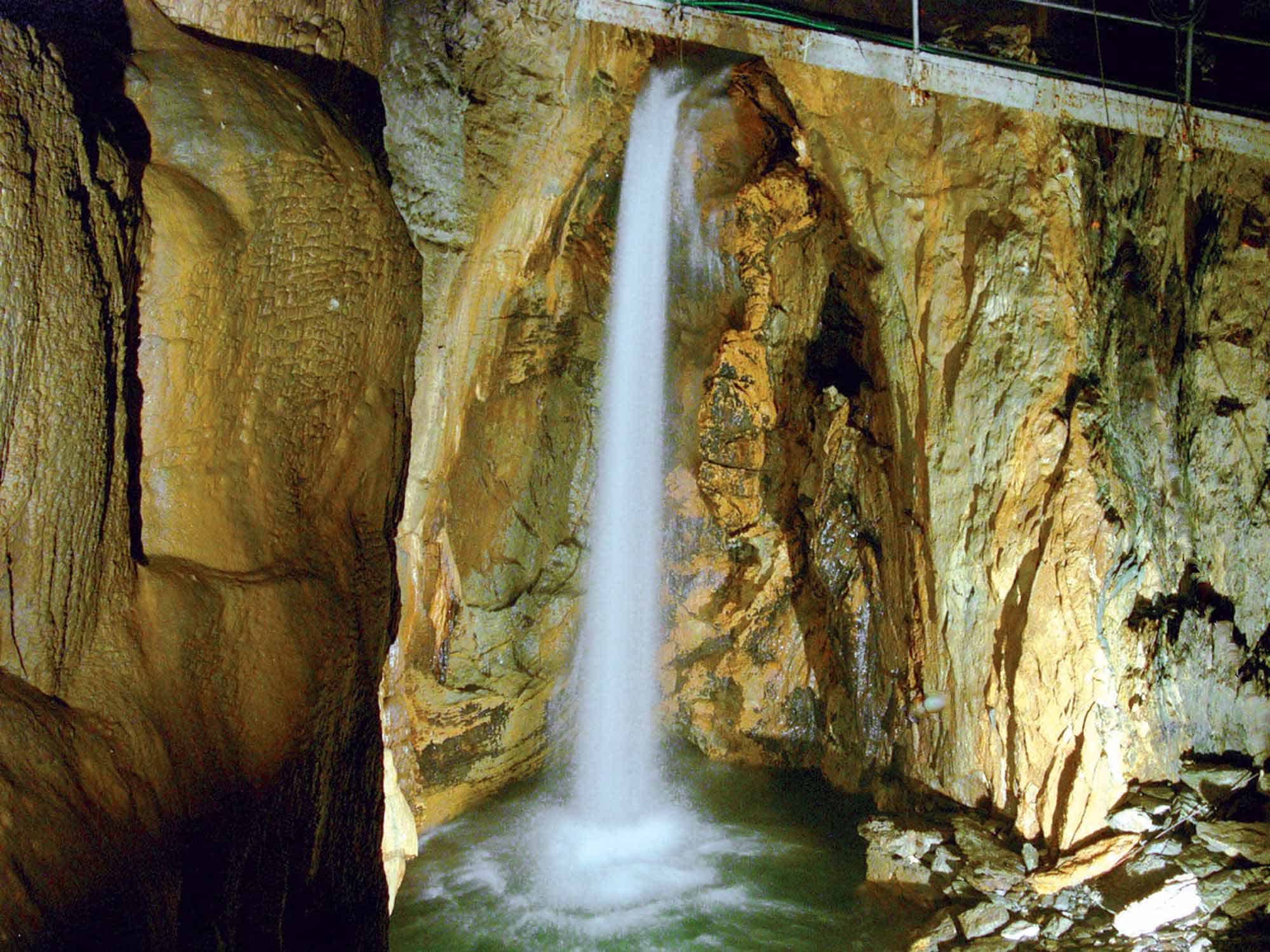 Speciale grotte i giochi d'acqua delle grotte di Bossea
