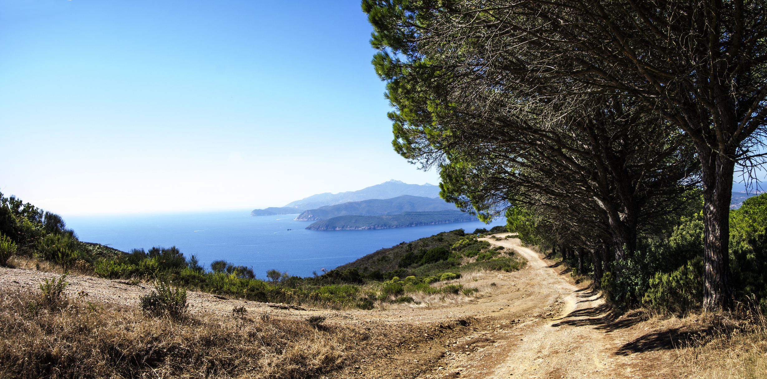 Toscana, Isola d'Elba: trekking vista mare alle miniere del Monte Calamita