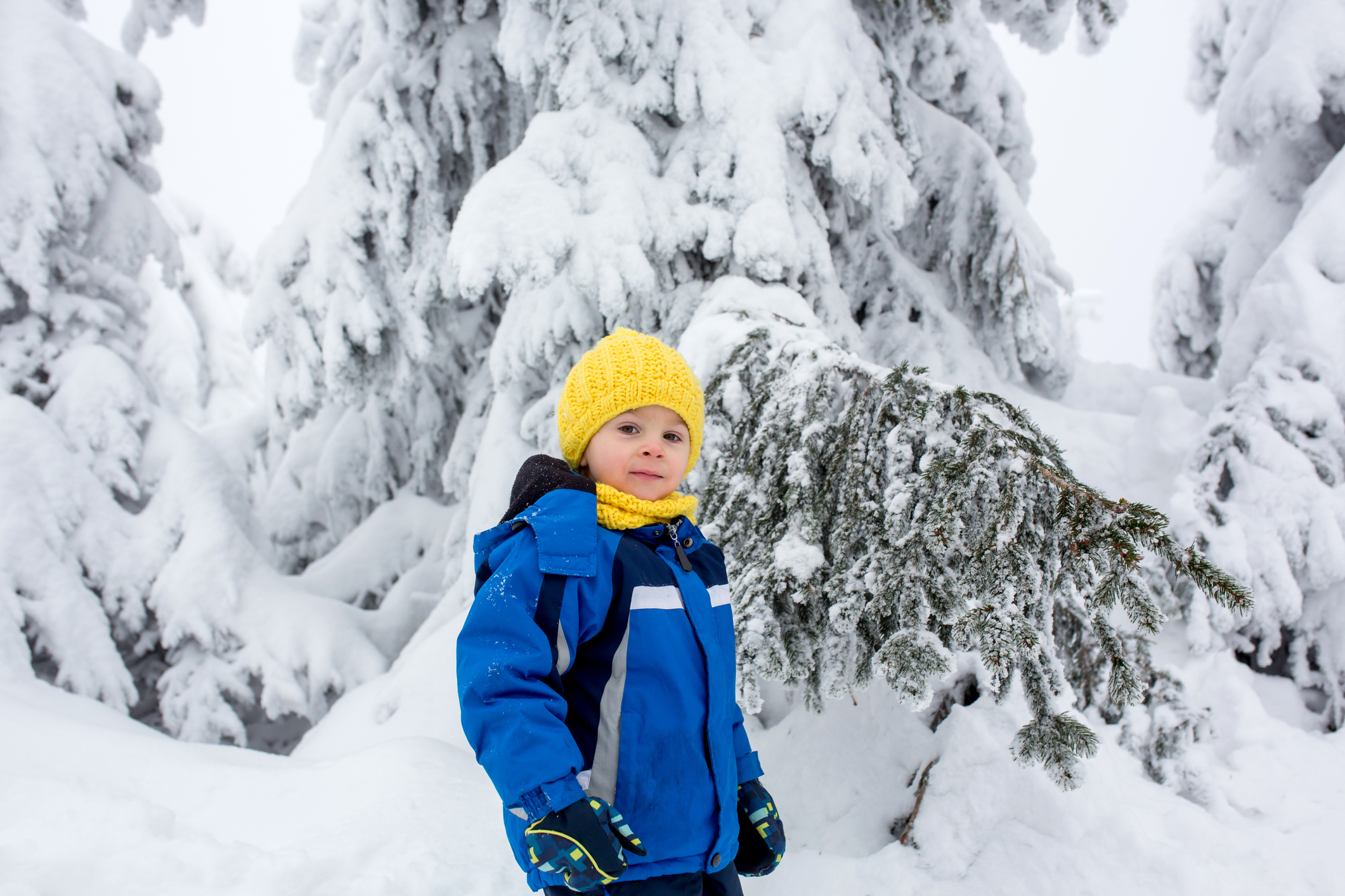 I vestiti da bambini per la neve e la montagna: scarpe, giacche e pantaloni